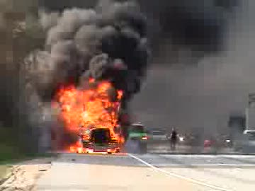 巨大トラックが炎上しながら爆発