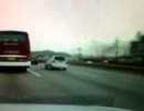 高速道路でバランスを崩したクルマが側壁衝突して転覆