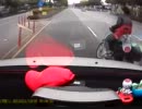 フラフラ運転のバイクを抜こうとしたらクルマの前にフラフラ出てきた