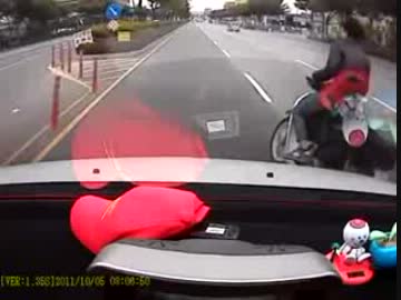 フラフラ運転のバイクを抜こうとしたらクルマの前にフラフラ出てきた