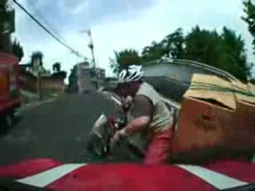 荷物積みすぎのバイクが坂を登れず車載車に接触してずり落ちて行く