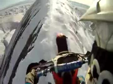 落ちたら即死　山の峰の細い雪道をバイクで飛ばす