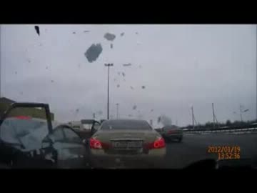 前のクルマが突然停車すると後方から別のクルマが突っ込んできた