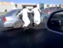 走行するクルマにつかまってサンダルで道路を滑る男たち