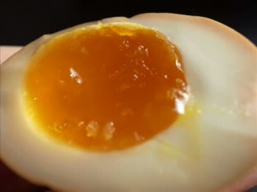 酒の肴の燻製半熟たまご