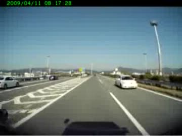 高速道路を逆走するクラウン