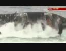 大きな横波で警官全員がボートから投げ出される
