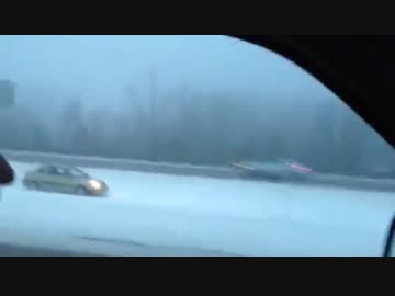 なぜか中央分離帯の雪の中を走っている車。ラストは・・・！