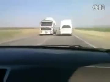 調子に乗って追い越したらトラックと激突