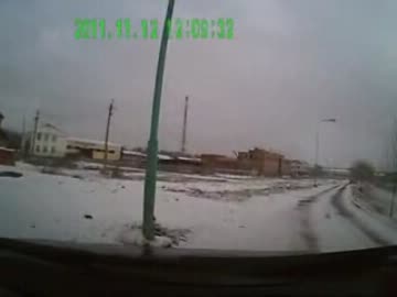 雪道でスリップして街灯へ激突