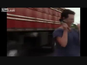 道路脇のテレビレポーター危機一髪