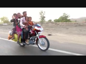 バイクに6人乗り＋犬2匹