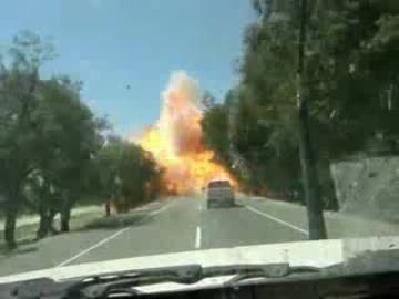 走行中突如前方で大爆発　慌ててバックする