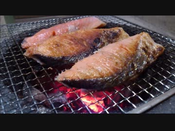 淡々と七輪で鮭を焼く動画