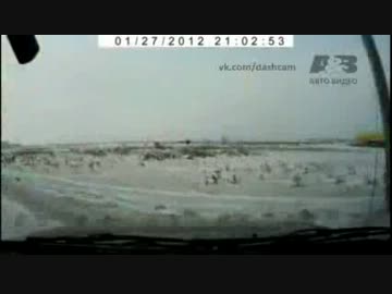 車載車がスリップしてスピンで路肩の雪に突っ込む　怒る女性同乗者