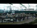 鉄道ジオラマの中の緊急事態に向かう我が子
