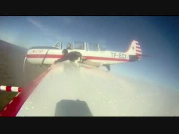 飛んでる飛行機の翼に乗る男