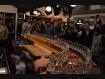 ８秒で１２０杯のジョッキにビールを注ぐ