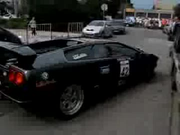 カッコ良く出発したランボルギーニがその直後カッコ悪く衝突