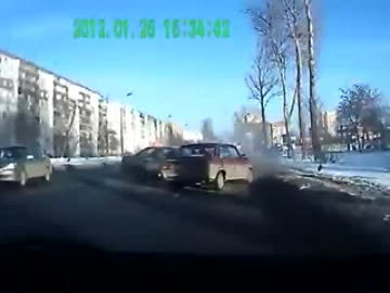 前のクルマが対向車と衝突これを避けようとブレーキ踏むがスピン
