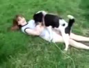 生理中の少女に雄犬が発情