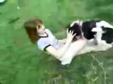 生理中の少女に雄犬が発情