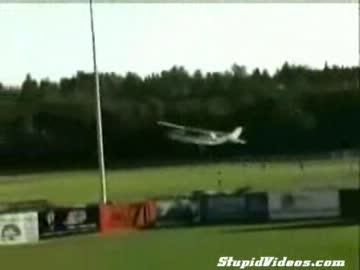 野球してたら飛行機がグラウンドに墜落してきた