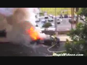 自動車火災を消火中に大爆発