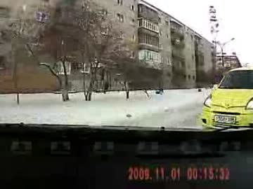 車載車がカーブでセンターラインを割って対向車と激突