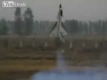 垂直ホバリングする中国のジェット戦闘機