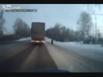 走行中突然左前輪が取れてしまった車載車