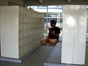 下駄箱にチョコが入ってるかどうかを確認する遠野