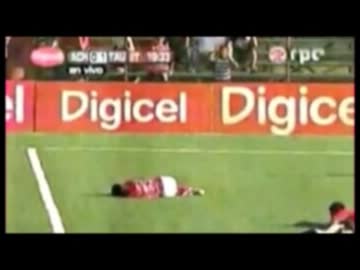 【サッカー】　　次々と選手が倒れる、謎の試合！？　【怪奇現象】