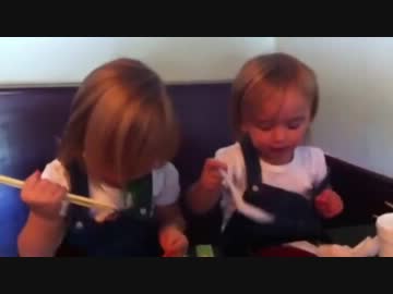 日本食を食べる二人の金髪幼女