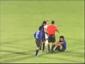 やかん選手による悪質な肘打ちを受けるガンバの選手