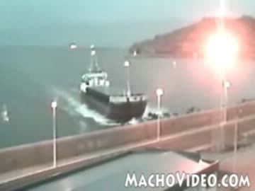 【海外】上陸する貨物船