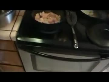 レッドビーンズを煮て、ご飯にかけます。