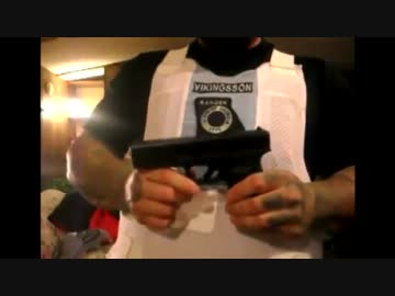 防弾チョッキつけて自分の腹に拳銃撃ってみた【youtubeより】