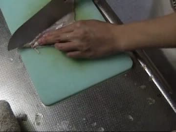 【こぢゃ】youtubeで捌き方を１回見ただけで魚を捌くとこうなる。