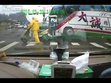 【中国】バスガイドのおっさんが出てきて原付バイクに説教
