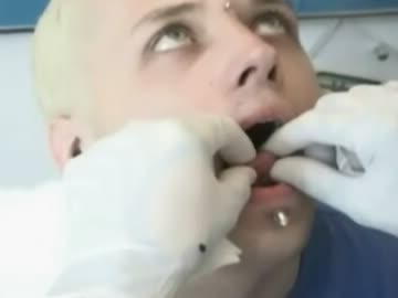 誰でもできる舌ピアスの開け方.mp4