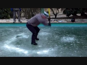 プールにはった氷をハンマーで叩いていく実験