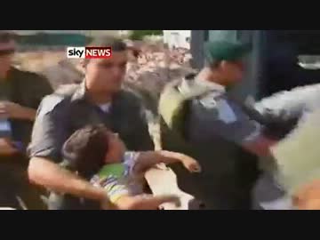 イスラエル兵に親を連行され泣きじゃくるパレスチナの男の子