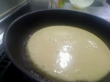 貧困だから晩ご飯ホットケーキ作ったら最終的にオムレツになった