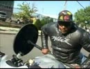 バイクでウイリーしながらベンチプレスをする男