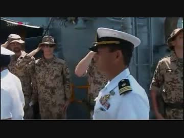 ドイツ軍艦を訪れる海自士官