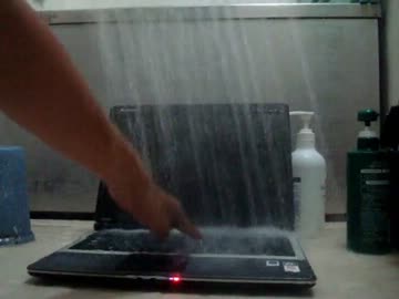 防水スプレーをかけたPCに水をかけると
