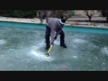 プールにはった氷をハンマーで叩いていく実験状態