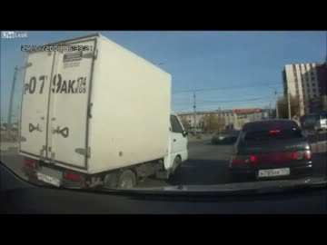 信号待ちで、いやらしく上下左右に揺れるトラック