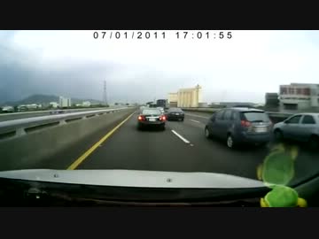 【車載動画】台湾の高速道路で起きた大事故（決定的瞬間！）